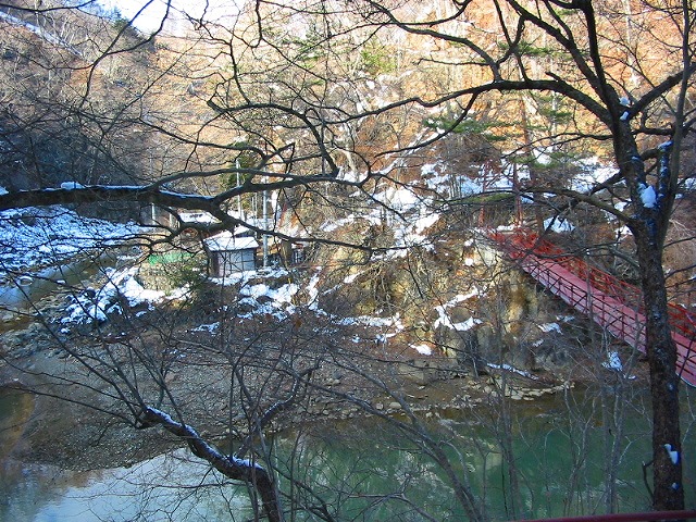 湯の平温泉 松泉閣と赤い橋